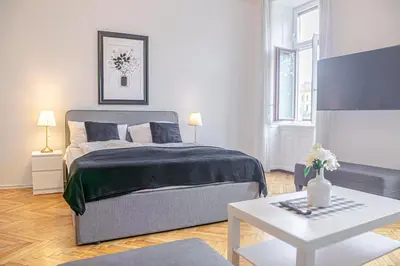 Ein Bett oder Betten in einem Zimmer der Unterkunft Prime Location Chic Apt, Near AKH Hospital