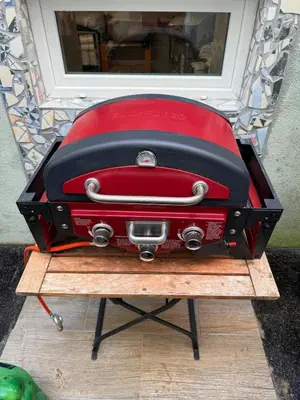 Ein für Gäste verfügbarer Grill in der Ferienwohnung