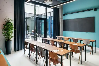 Ein Restaurant oder anderes Speiselokal in der Unterkunft The Social Hub Vienna Extended Stay