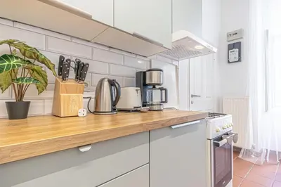Küche/Küchenzeile in der Unterkunft Lovely 1BR & 1LR Apt for 5P in the Heart of Vienna
