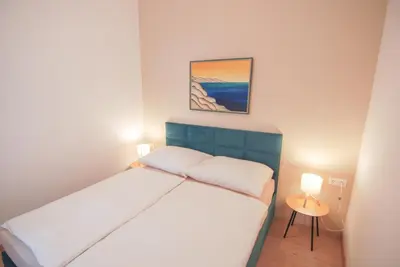 Ein Bett oder Betten in einem Zimmer der Unterkunft Elegante Altbauwohnung alles NEU!! Free Parking Garage