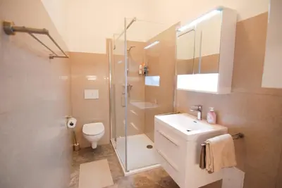 Ein Badezimmer in der Unterkunft Elegante Altbauwohnung alles NEU!! Free Parking Garage