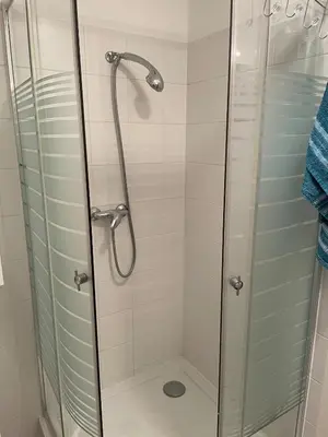 Ein Badezimmer in der Unterkunft Moderne Wohnung mit Garten