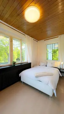 Ein Bett oder Betten in einem Zimmer der Unterkunft Spacious Villa with Garden near Danube For 16 Guests