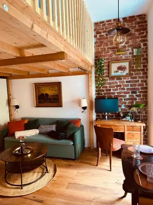 Ein Sitzbereich in der Unterkunft Urban Hideaway Cozy Loft, Green Courtyard and AC