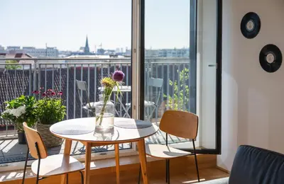 Ein Balkon oder eine Terrasse in der Unterkunft Modernes Dachgeschoss-Apartment mit Balkon in Wien - Nähe Westbahnhof