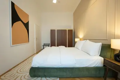 Ein Bett oder Betten in einem Zimmer der Unterkunft Chic 180m 3BR Apt near Parliament, Self Check-in