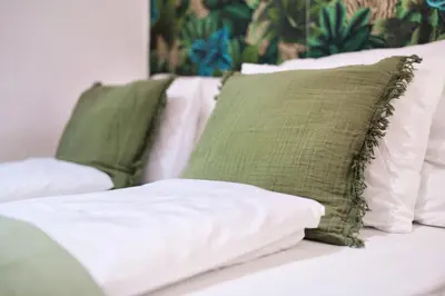 Ein Bett oder Betten in einem Zimmer der Unterkunft Bright City Apartment Free Parking & 2 Min to Subway