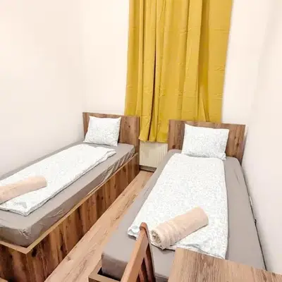 Spacious Rooms - 15 Min from Airport & City Center