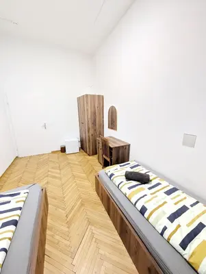 Ein Bett oder Betten in einem Zimmer der Unterkunft Spacious Rooms - 15 Min from Airport & City Center, 5 Min from Vienna Main-Bus Station EZ9