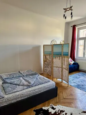 Ein Bett oder Betten in einem Zimmer der Unterkunft Centrally located apartment near Airport Trains Stations