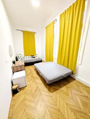 Ein Bett oder Betten in einem Zimmer der Unterkunft Spacious Rooms - 15 Min from Airport & City Center, 5 Min from Vienna Main-Bus Station EZ7