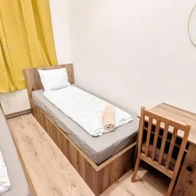 Spacious Rooms - 15 Min from Airport & City Center