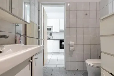 Ein Badezimmer in der Unterkunft Grün, ruhig und zentral, großes Apartment mit Grünblick