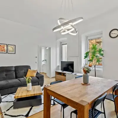 7 min to Shopping Street I 5 min to Train Station