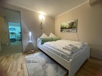Ein Bett oder Betten in einem Zimmer der Unterkunft City Oase, House floor, fitness, garden, jacuzzi, close to subway U1