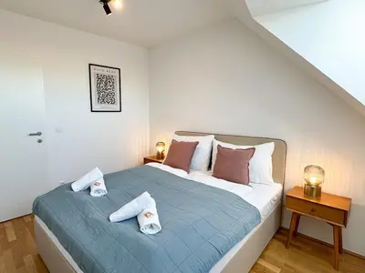 Ein Bett oder Betten in einem Zimmer der Unterkunft Cozy & Modern 2 BR Apartment in peaceful Area