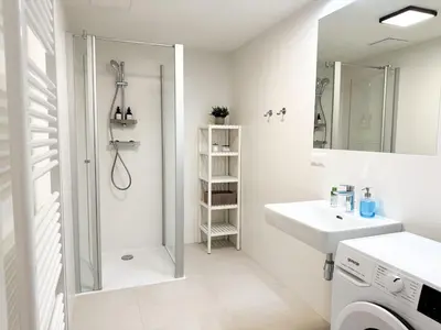 Ein Badezimmer in der Unterkunft Cozy & Modern 2 BR Apartment in peaceful Area