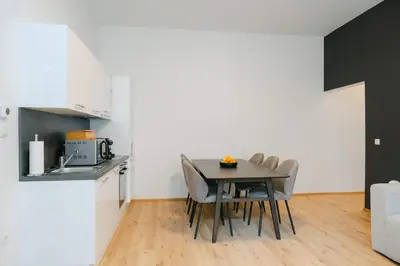 Küche/Küchenzeile in der Unterkunft Homey 2BR perfect for 4-6 metro close to Naschmarkt
