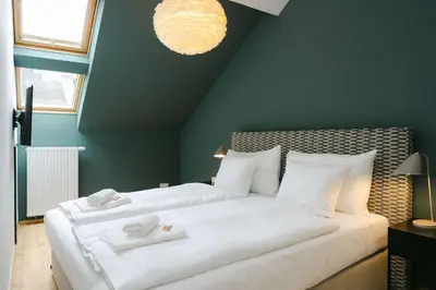 Ein Bett oder Betten in einem Zimmer der Unterkunft Modern 3BR perfect for 4-6 metro close to Naschmarkt