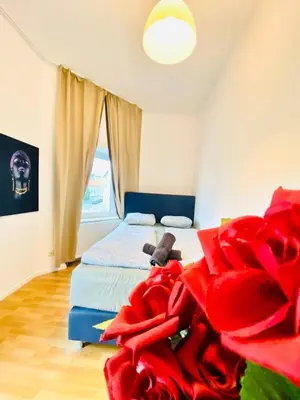 Ein Bett oder Betten in einem Zimmer der Unterkunft Private Rooms in Comfortable 4-Bedroom Apartment