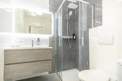 Ein Badezimmer in der Unterkunft 9 Min to Center, Modern 1BR & 1LR Apt with Balcony & Smart TV