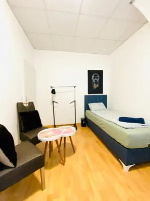 Ein Bett oder Betten in einem Zimmer der Unterkunft Simple Private Rooms in 3-Bedroom Apartment Near Train Station