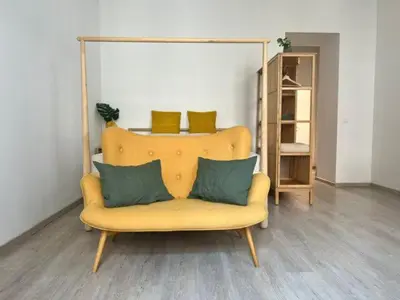 Ein Sitzbereich in der Unterkunft SERVUS HOMES - Metro Stadthalle - VIENNA CALLING