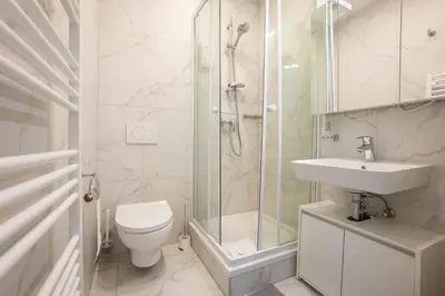 Ein Badezimmer in der Unterkunft Comfort Studio with Queen-Size Bed, Self Check-in K1