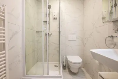 Ein Badezimmer in der Unterkunft Urban Studio with Queen-Size Bed, Self Check-in K2