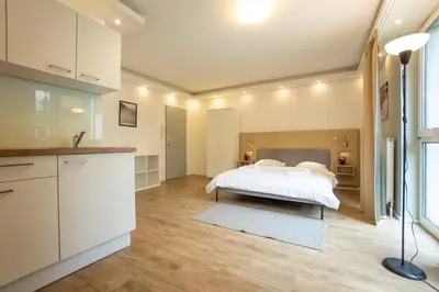 Ein Bett oder Betten in einem Zimmer der Unterkunft Urban Studio with Queen-Size Bed, Self Check-in K2
