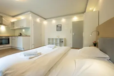 Küche/Küchenzeile in der Unterkunft Urban Studio with Queen-Size Bed, Self Check-in K2