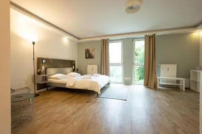 Ein Bett oder Betten in einem Zimmer der Unterkunft Stay Well Studio with Queen-Size K3