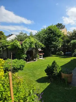 Ein Garten an der Unterkunft House with good connection