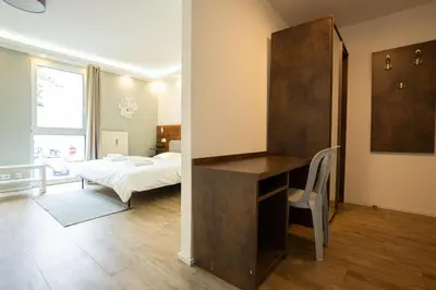 Ein Bett oder Betten in einem Zimmer der Unterkunft Modern Studio with Queen-Size Bed, Self Check-in K5