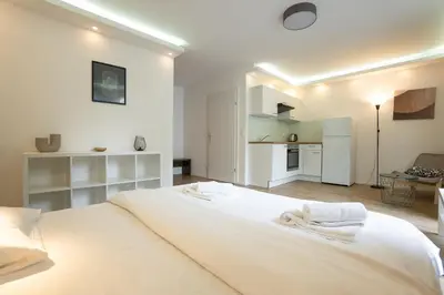 Ein Bett oder Betten in einem Zimmer der Unterkunft Modern Studio with Queen-Size Bed, Self Check-in K5