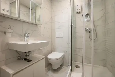 Ein Badezimmer in der Unterkunft Modern Studio with Queen-Size Bed, Self Check-in K7