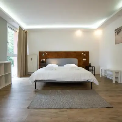Modern Studio with Queen-Size Bed