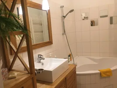 Ein Badezimmer in der Unterkunft Gemütliche ruhige Altbauwohnung Nähe Hauptbahnhof und City