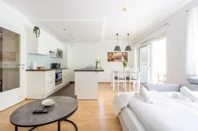 Küche/Küchenzeile in der Unterkunft Apartment in quiet Area with Balcony and Parking, Walking distance to U1 Metro