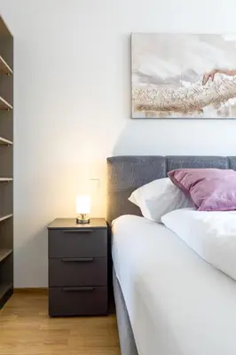 Ein Bett oder Betten in einem Zimmer der Unterkunft Apartment in a green location with Parking & Balcony, Walking distance to U1 Metro