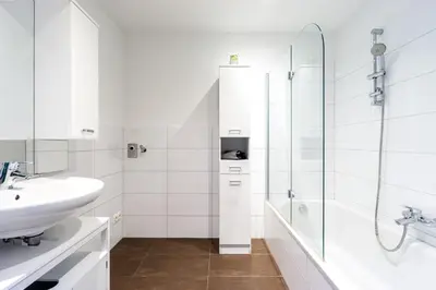 Ein Badezimmer in der Unterkunft Apartment in a green location with Parking & Balcony, Walking distance to U1 Metro