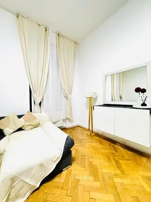 Ein Bett oder Betten in einem Zimmer der Unterkunft Affordable Apartment, 4 Minutes from Stadthalle and U6 Metro