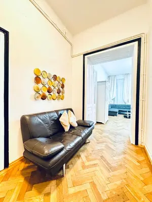 Ein Sitzbereich in der Unterkunft Affordable Apartment, 4 Minutes from Stadthalle and U6 Metro