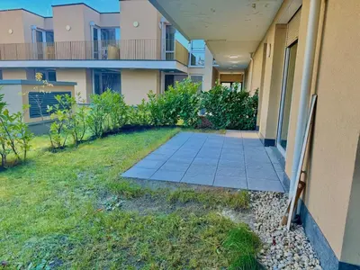 Ein Garten an der Unterkunft Modern Apartment Garden with 5 Single Beds