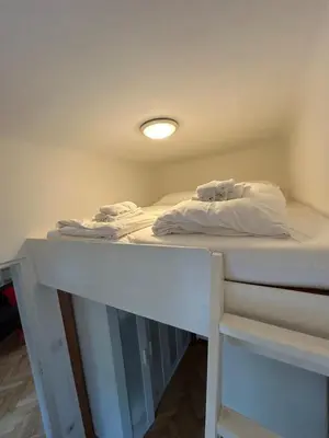 Ein Bett oder Betten in einem Zimmer der Unterkunft Wiener Altbau-Revival
