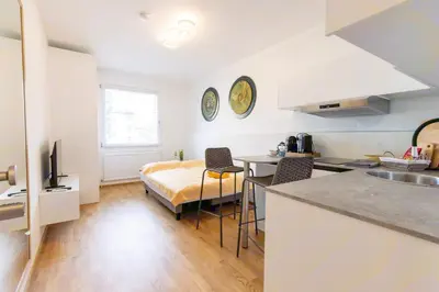 Küche/Küchenzeile in der Unterkunft 2BR Getaway w Balcony & Fast WiFi, Near Tram