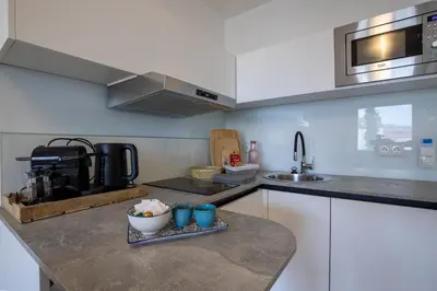 Küche/Küchenzeile in der Unterkunft 2BR Getaway w Balcony & Fast WiFi, Near Tram