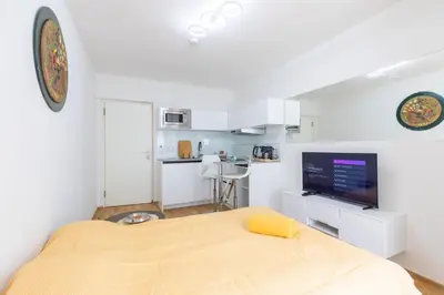 Küche/Küchenzeile in der Unterkunft 2BR Getaway w Balcony & Fast WiFi, Near Tram