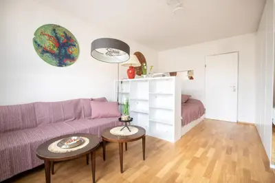 Ein Sitzbereich in der Unterkunft Modern 1BR Vienna Getaway near tram